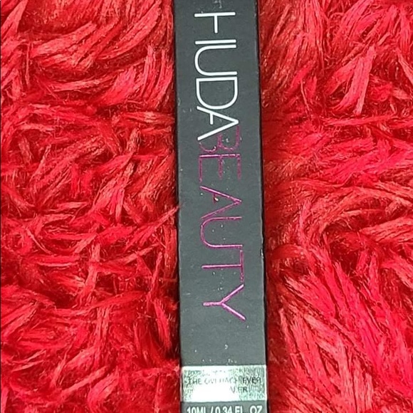 HUDA BEAUTY Other - Huda beauty meringue concealer over achiever